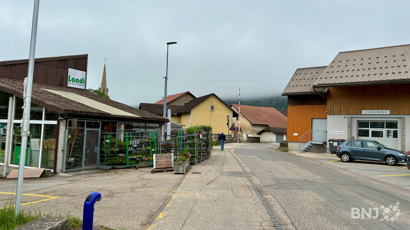 Une route sépare le commerce de détail d'un côté et le parking clients, le Centre Agro et le siège administratif de Landi Région Neuchâtel de l'autre.
