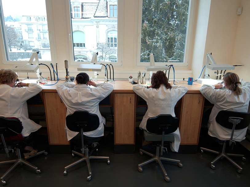 Le canton du Jura pourrait introduire un contrat-type de travail pour le secteur de l'horlogerie. (Photo: KEYSTONE/SANDRO CAMPARDO).