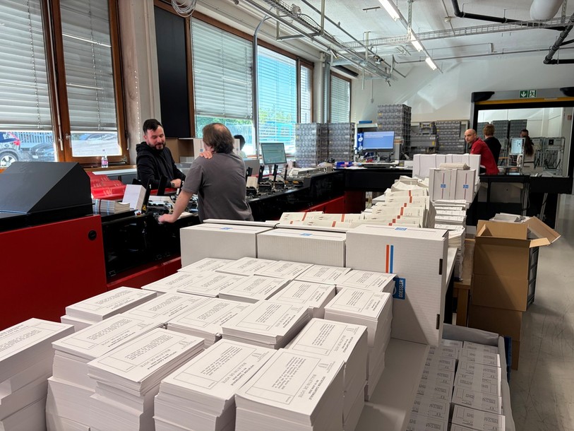 Plus de 140'000 enveloppes de vote sont mises sous pli en six jours en prévision du scrutin du 14 juin.