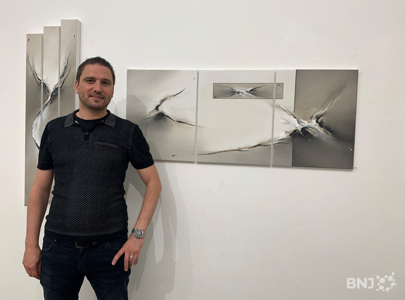 Esgé s'est essayé à de nouvelles couleurs pour cette exposition. Ce triptyque couleur titane fait partie des tableaux qui l'ont marqué.