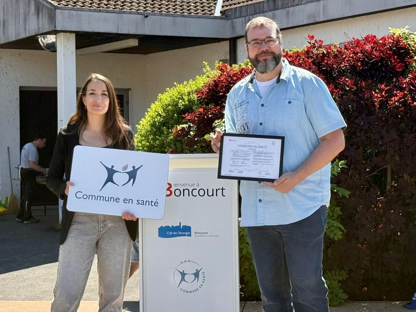 Tania Schindelholz, vice-directrice de la Fondation O2, a remis le label à Ludovic Monteiro, conseiller communal de Boncourt.