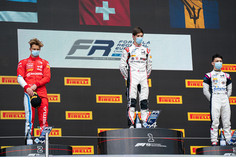 Grégoire Saucy sur la première marche du podium. (Photo : Actualfoto/www.formularegionaleubyalpine.com)