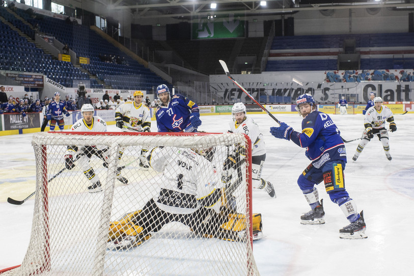 Il y a le feu devant la cage du gardien du HC Ajoie Tim Wolf sur la glace de Kloten (photo : KEYSTONE/Ennio Leanza).