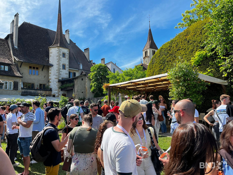 Les Caves ouvertes ont attiré la foule ce week-end dans le canton de Neuchâtel. Ici, à Auvernier.