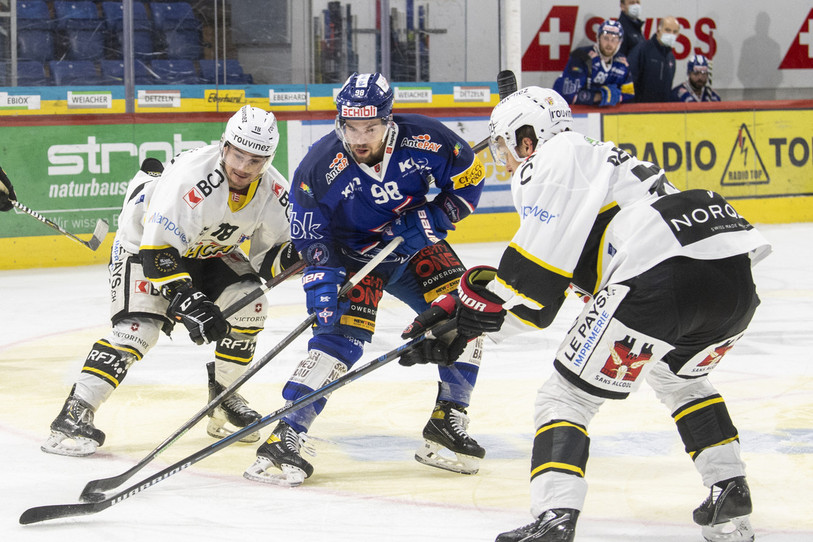 Ramon Knellwolf (ici face au HC Ajoie en avril de l'année passée) pourra porter le chandail jurassien cette saison (photo : KEYSTONE/Ennio Leanza).