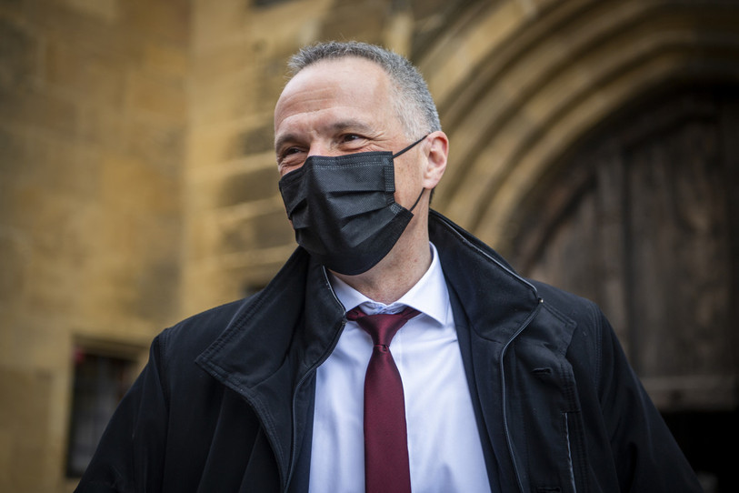 Laurent Kurth et le Conseil d’État neuchâtelois rejoignent en partie le Conseil fédéral sur les mesures proposées pour lutter contre la propagation du Covid-19 (Photo : KEYSTONE / Jean-Christophe Bott).