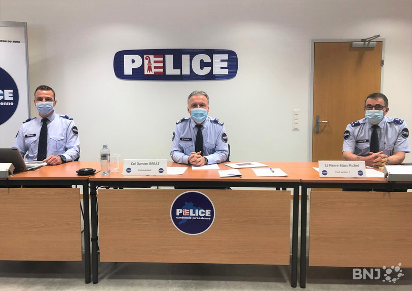 Le chef de la gendarmerie Eric Froidevaux, le commandant Damien Rérat et le lieutenant Pierre-Alain Michel (de gauche à droite) ont fait le bilan de l'année 2020 sur les routes jurassiennes.
