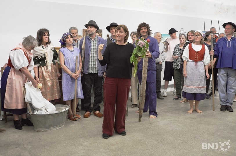Paola Ricca lors du vernissage à la Cave à Soyhières 