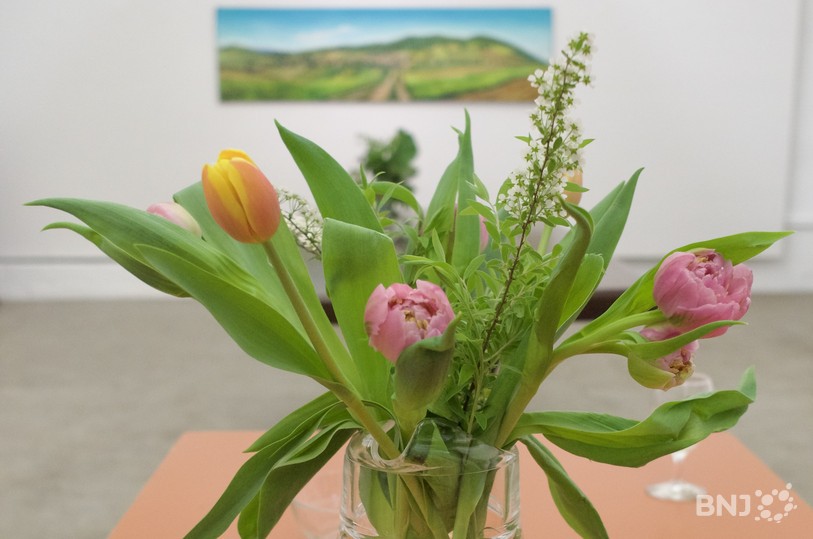 Des fleurs pour orner l'exposition de l'artiste