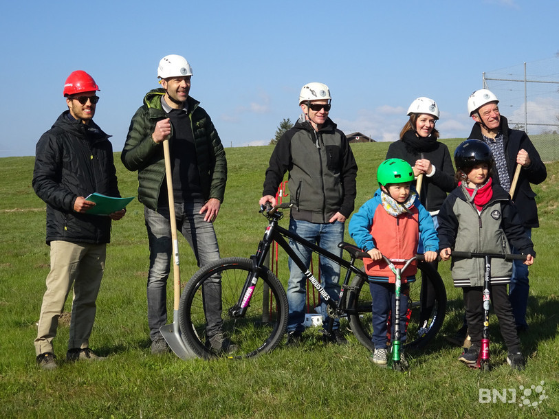 Tout à gauche, Alessio Marcorin (chef de projet, Velosolution), puis le groupe de travail pumptrack de g. à dr. : Sylvain Glatz (responsable), Mathieu Burri, Noëlle Krähenbühl, et Damien Prongué. Au premier plan, Aymeric et Aloys Burri, deux futurs utilisateurs du pumptrack de Prêles. 
