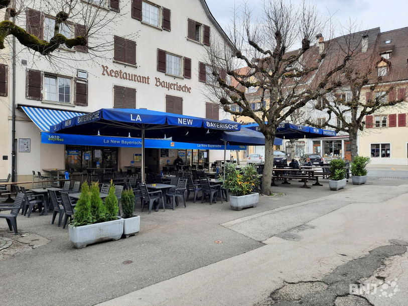 Les terrasses sont prêtes à accueillir leurs clients (comme ici à Delémont). Dans la capitale, l'affluence a été moyenne lundi à midi, considérable à l'heure de l'apéro.