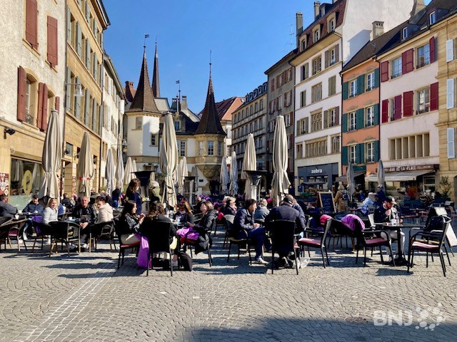 Les clients étaient nombreux à profiter des terrasses sur la place des Halles lundi.