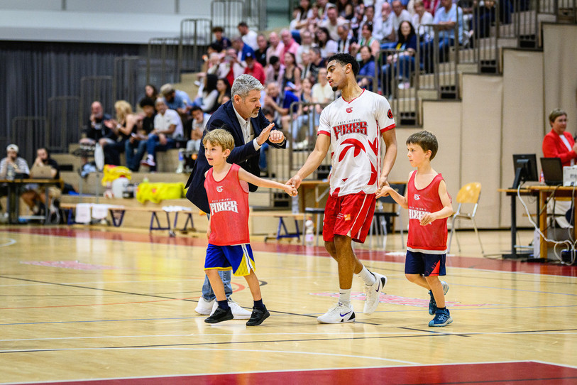 Pour son dernier match, Randoald Dessarzin a notamment coaché son fils, Elijah. (Photo : Stéphane Bée.)