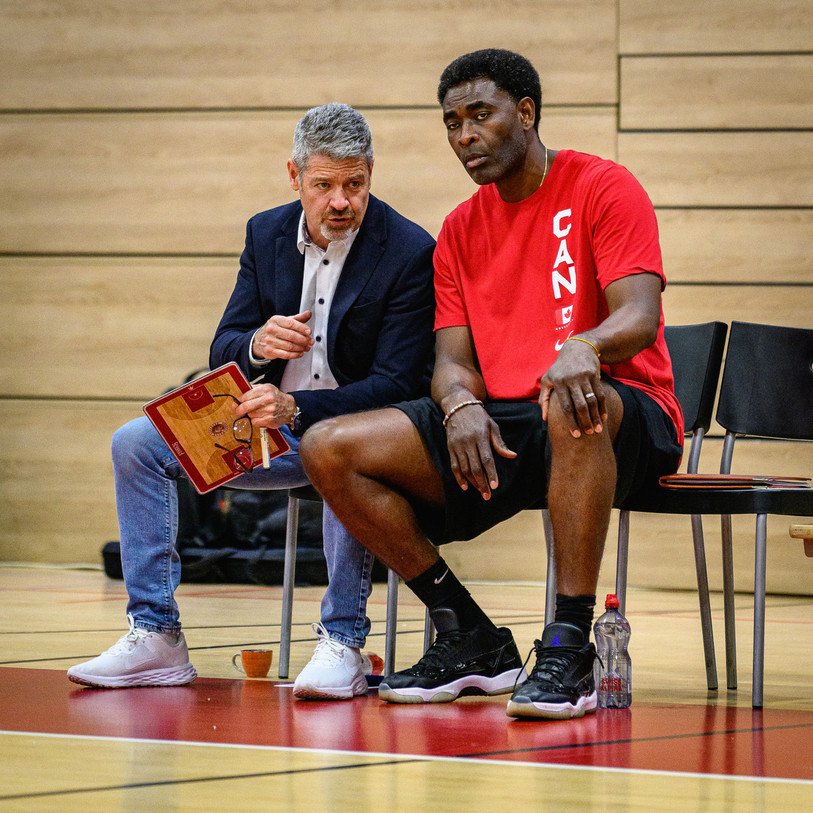 Randoald Dessarzin a partagé son dernier match samedi avec Deon George, premier joueur étranger du BC Boncourt et père de Jamal, joueur de Pully-Lausanne. (Photo : Stéphane Bée.)