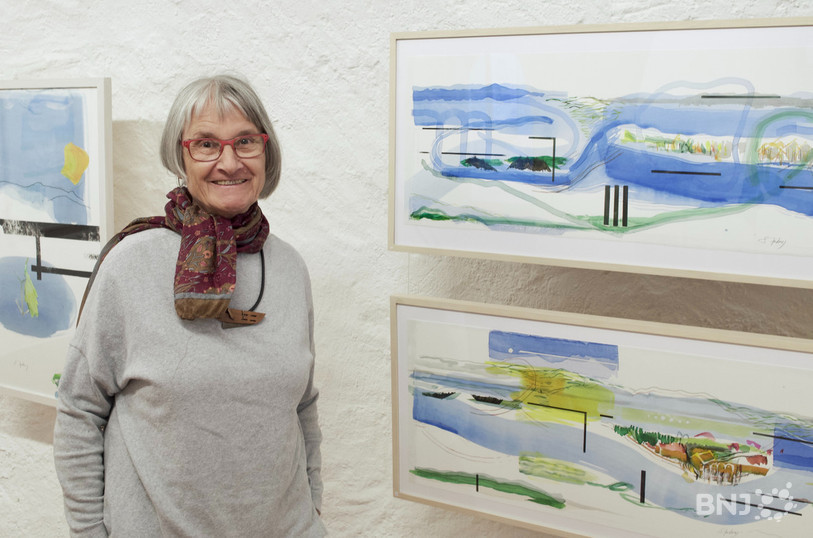 Sylvie Aubry devant ses œuvres à la Galerie du Caveau à St-Ursanne