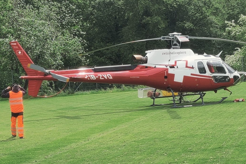 Un hélicoptère a été mobilisé pour installer les mâts. (Photo : FC Rebeuvelier)