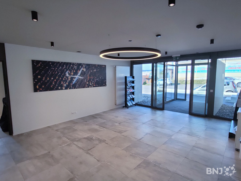Le hall d'entrée principal de l'aéroport, pour l'accueil des passagers et de leur famille, avant le passage de la douane.