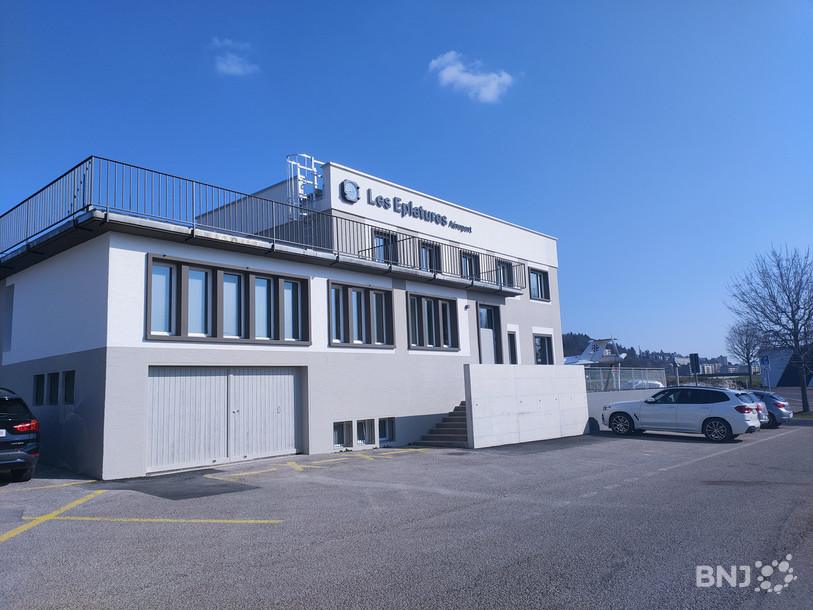 Après l'inauguration du nouveau terminal en 2021, l'aéroport des Eplatures veut remplacer trois hangars. (Photo: archives)