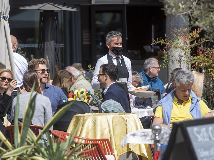 Il faudra continuer à se contenter des terrasses au moins jusqu'à fin mai avant de pouvoir retourner à l'intérieur des restaurants en Suisse. (Photo : KEYSTONE / Ti-Press / Pablo Gianinazzi).