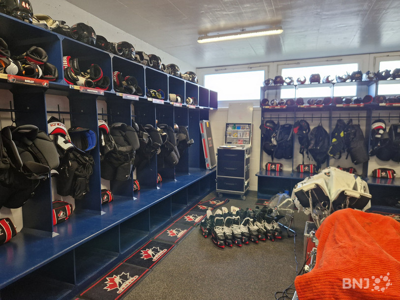 Le vestiaire de l'équipe du Canada en cours de préparation mardi aux Patinoires du Littoral.