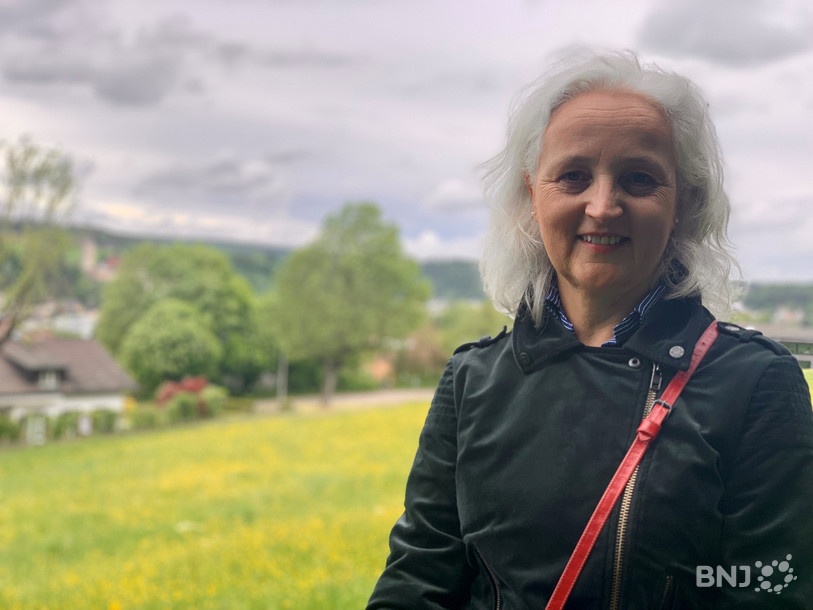 Chantal Gerber, conseillère municipale à Porrentruy, sur le tracé du périphérique piétonnier qui donne notamment plusieurs points de vue sur le château.