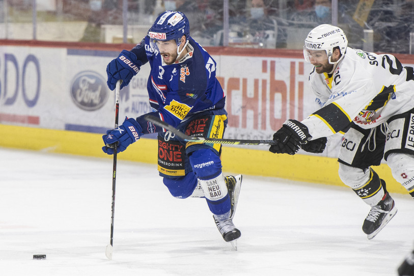Le Zurichois Juraj Simek (ici lors du 1er acte à Kloten devant Reto Schmutz) regardera ses coéquipiers depuis les tribunes ce jeudi soir (photo : KEYSTONE/Ennio Leanza).