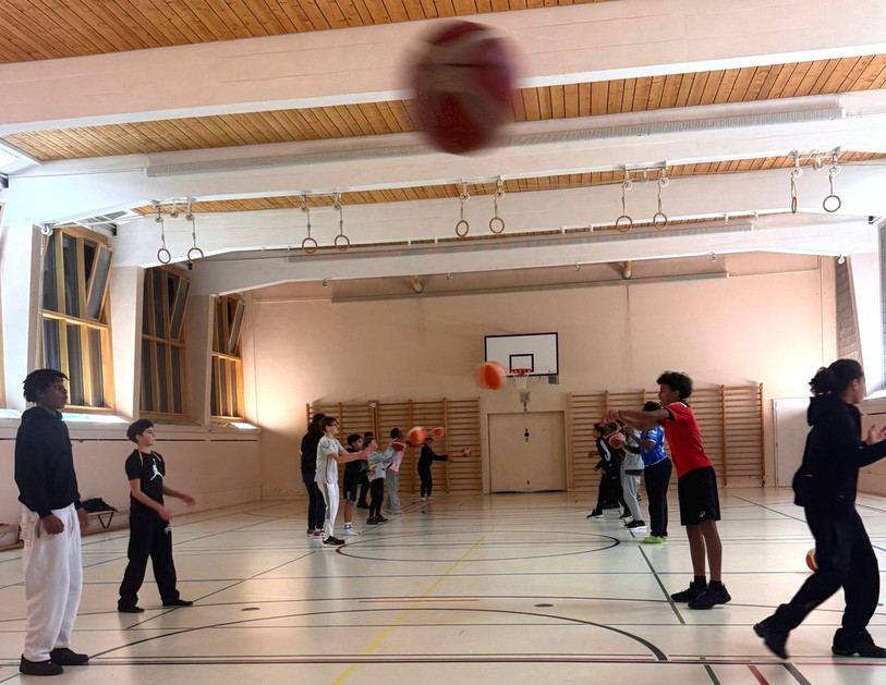 Des jeunes, ici au Midnight du Locle, profitent des salles ouvertes les samedis soir d'hiver. (photo : IdéeSport)