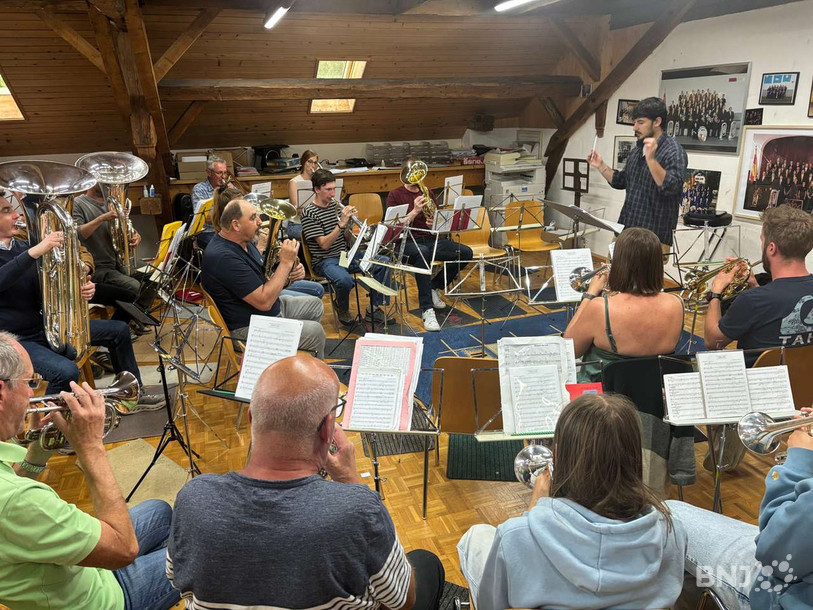 La société de musique La Persévérance soigne les détails en vue de sa participation à la Fête fédérale de musique.