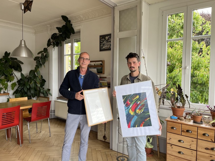 Christophe Chaignat (à gauche) et Luca Iles (à droite) s'apprêtent à accrocher aux murs les œuvres des usagers d'Addiction Jura pour les portes ouvertes du 21 mai.