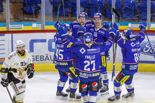 C'est 1-0 pour Kloten grâce à Andri Spiller (numéro 66). Le tir de l'attaquant alémanique a été dévié par la botte de Tim Wolf et a heurté ensuite le patin d'Anthony Rouiller qui a trompé son propre gardien (photo : KEYSTONE Patrick B. Kraemer)...