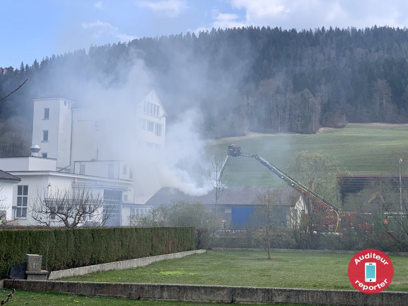 L’incendie d'un entrepôt à St-Sulpice a provoqué un fort dégagement de fumée ce jeudi.