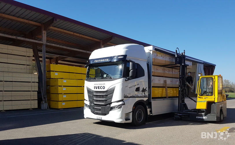 Chargement de camion à Artibois, l'entreprise ajoulote tente de répondre à ses clients malgré les retards.