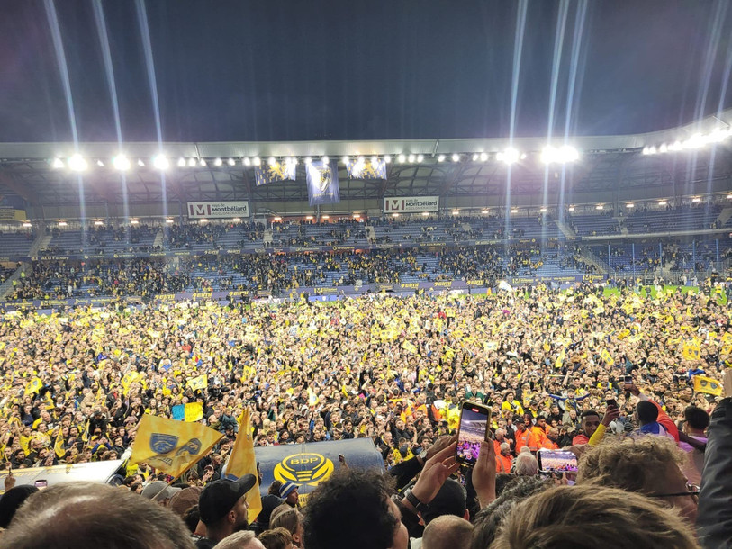 La pelouse de Bonal a été envahie vendredi soir pour célébrer la remontée du FC Sochaux-Montbéliard en Ligue 2 ! (Photo : Radio France / Nicolas Wilhelm)