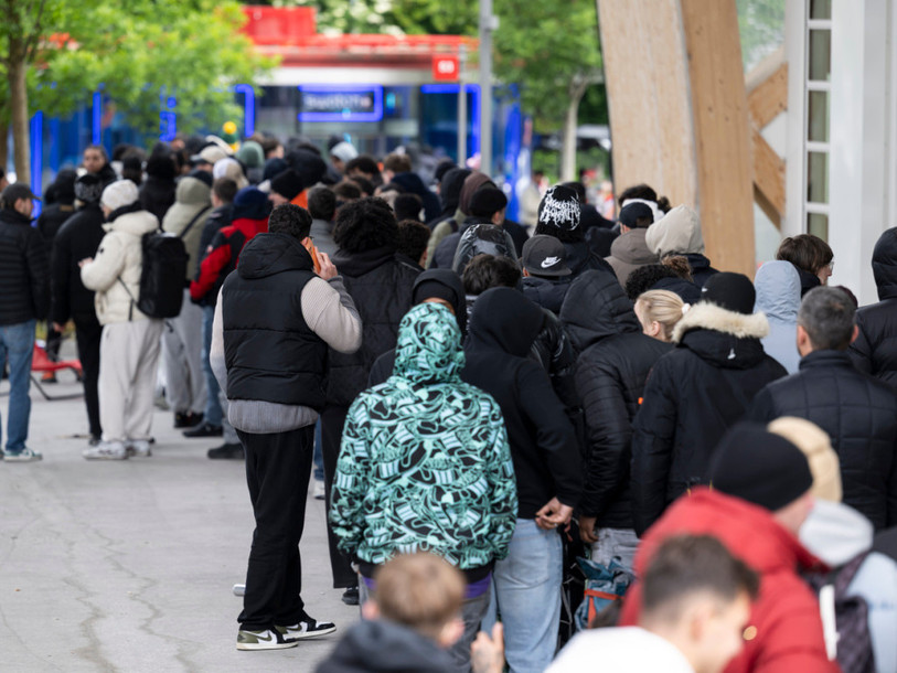 Des centaines de personnes ont bravé le froid à Bienne. (Photo: Keystone / Anthony Anex)