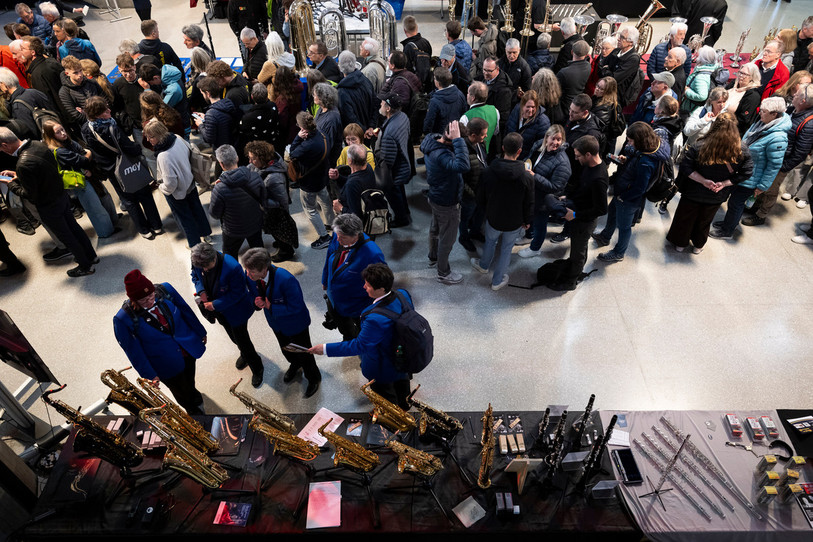 Au Palais des Congrès à Bienne, musiciens et visiteurs se côtoient pendant la Fête fédérale de la musique. (Photo: KEYSTONE/Anthony Anex)