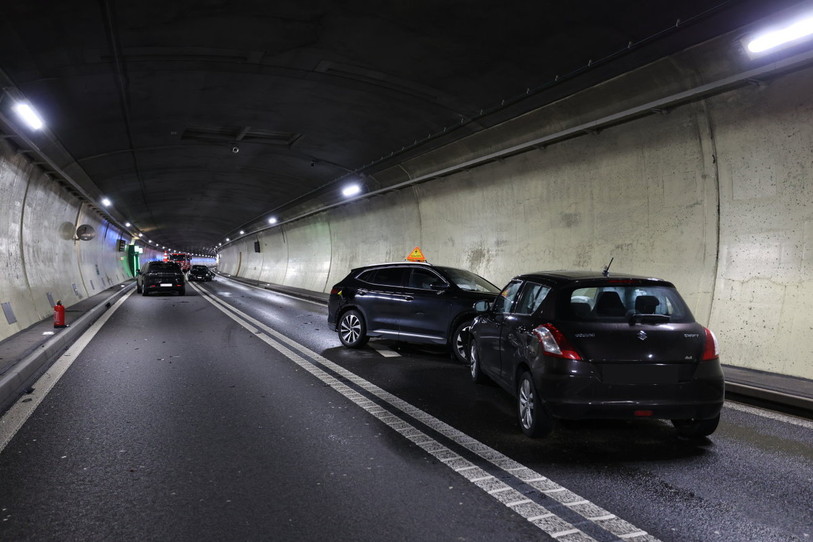 Une voiture a franchi la ligne de sécurité dans le tunnel du Mont-Russelin provoquant un accident. 