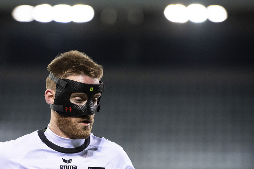 Thibault Corbaz et Xamax ont le masque après une nouvelle lourde défaite à Schaffhouse 3-0 (Photo archives KEYSTONE/PETER SCHNEIDER).
