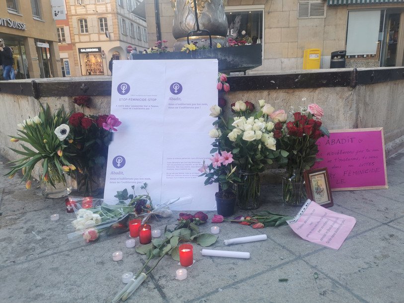 Plusieurs personnes ont rendu hommage à la jeune femme assassinée à Peseux (Photo : Collectif neuchâtelois pour la grève féministe)