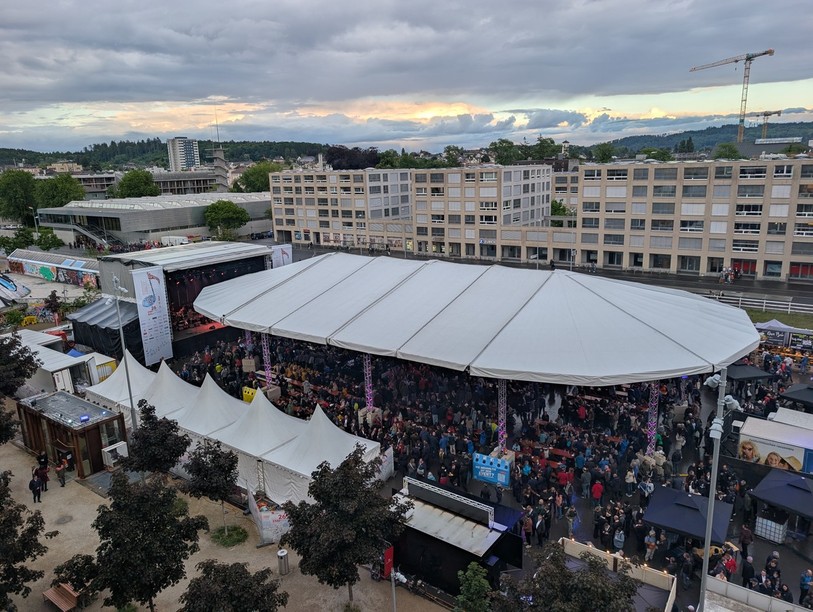 Les concerts de ce samedi soir ont attiré une foule impressionnante sur la place de l’esplanade à Bienne.