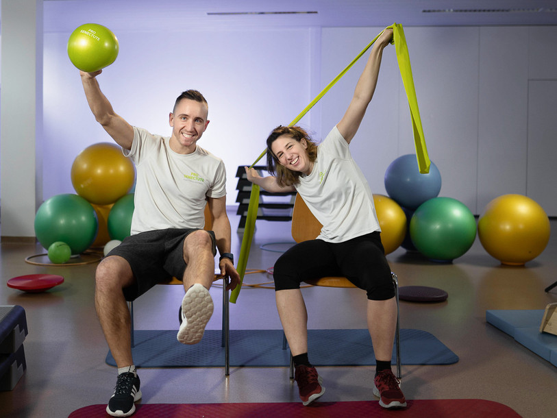 Fanny et Lucas, les deux animateurs de « Ça bouge à la maison », l'émission de gymnastique pour séniors, diffusée sur les télévisions locales. (Photo : Pro Senectute)