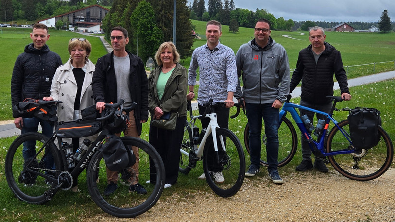 Robin Juillerat, Monika Kornmayer, Guillaume Lachat, Catherine Erba, Loïc Seuret, Raphaël Chalverat, et Serge Parrat (de gauche à droite), membres du comité d'organisation ont présenté la Semaine européenne de cyclotourisme.