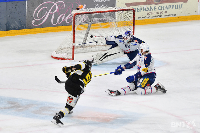 Ueli Huber transperce le but de Dominic Nyffeler et inscrit le 4-0, score final d'un duel maîtrisé par le HC Ajoie. (photo : Georges Henz)