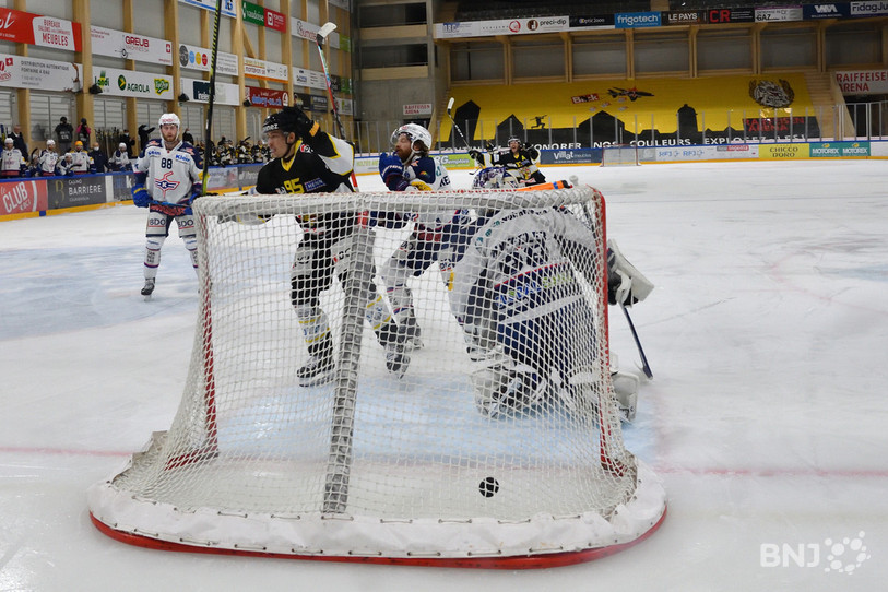 Arnaud Schnegg vient d'ouvrir le score pour le HC Ajoie. (photo : Georges Henz)