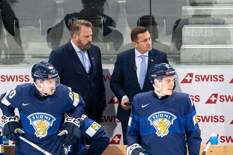 Ville Peltonen (en haut à droite) est l'assistant d'Antti Pennanen (en haut à gauche) sur le banc de la Finlande. (Photo : Keystone/Andreas Becker)
