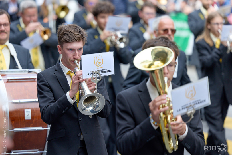 Sérieux et concentration se lisent sur les visages des musiciens au moment de marcher dans les rues de Bienne. (Photo : Damien Carnal).