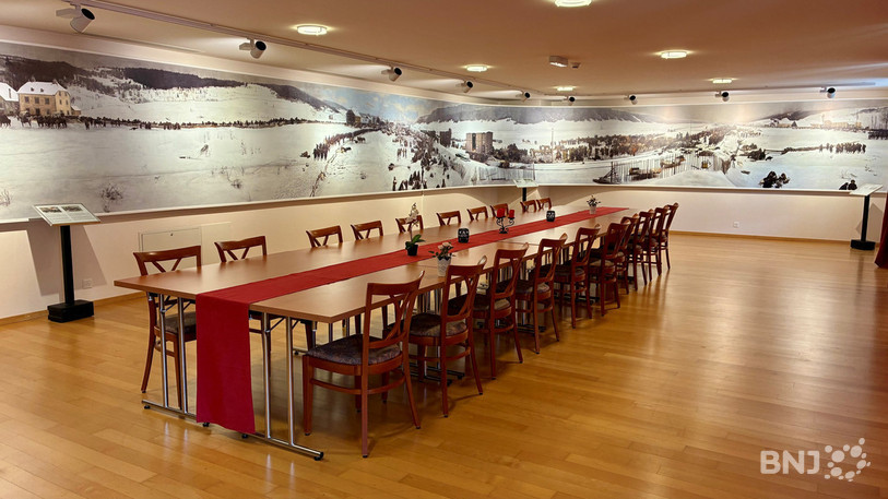 En plus de la reproduction du Panorama d'Edouard Castres réalisée avec l'autorisation du musée Panorama Bourbaki à Lucerne, l'Association présente une vitrine dans cette salle du restaurant de l'Hôtel de Ville des Verrières.