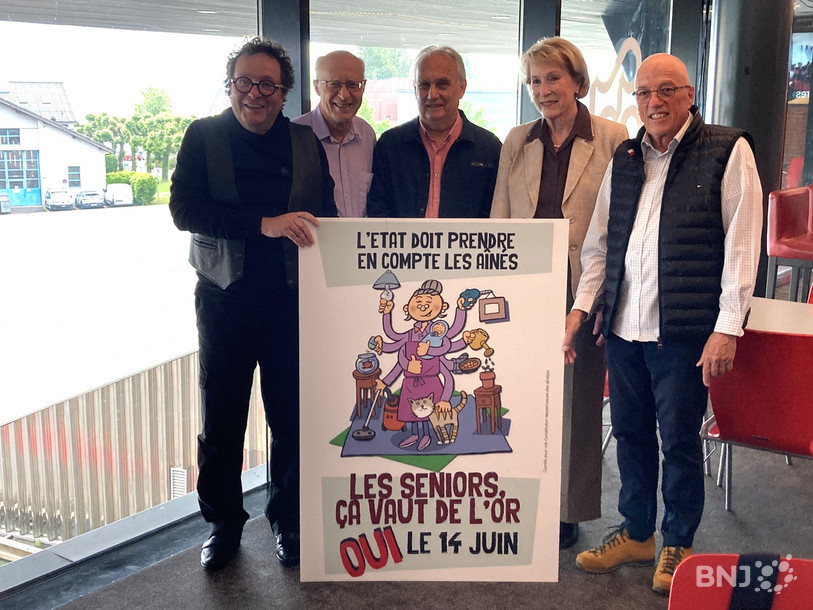 Le comité pour une Constitution respectueuse des aînés. De gauche à droite: John Amos (Unia comité retraités),  Jean-Michel Erard (Etre grands-parents aujourd'hui), Claude-Alain Kleiner (AVIVO), Michèle Berger-Wildhaber (ancienne conseillère aux Etats), et Renaud Tripet (Fédération NE des retraités).