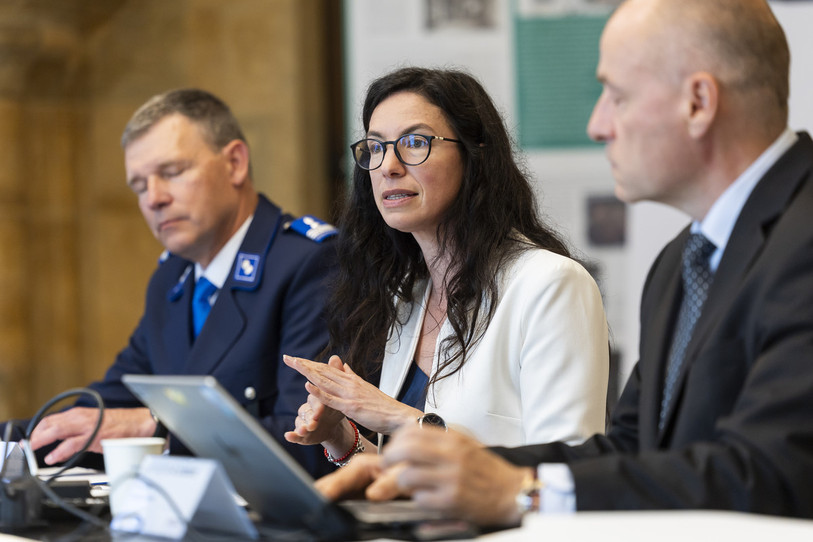 (De g. à d.) Olivier Ruembeli, chef de la police de proximité, Céline Vara, Conseillère d'Etat, Georges-André Lozouet, porte-parole de la Police neuchateloise. (Photo : KEYSTONE/Cyril Zingaro)