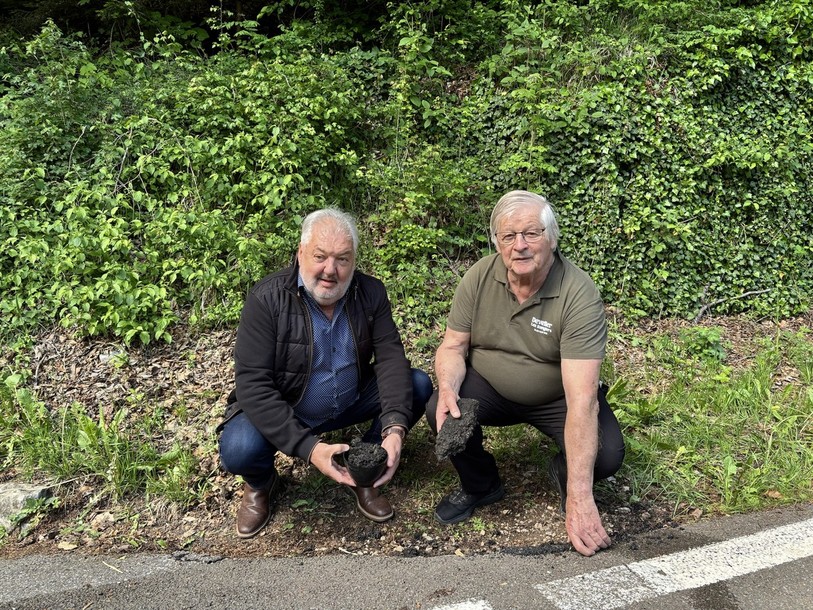 André Saunier (à gauche) s'est vu remettre des fragments d'asphalte des mains de Jean-Claude Salomon, président de la course St-Ursanne - Les Rangiers.