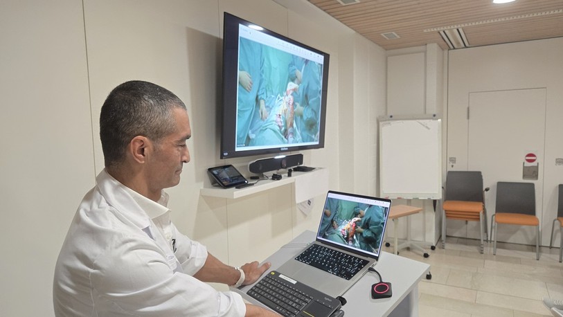 Le Docteur Ignaki Benareau lors de la retransmission en direct d'une opération de remplacement du genou avec le robot Velys.
